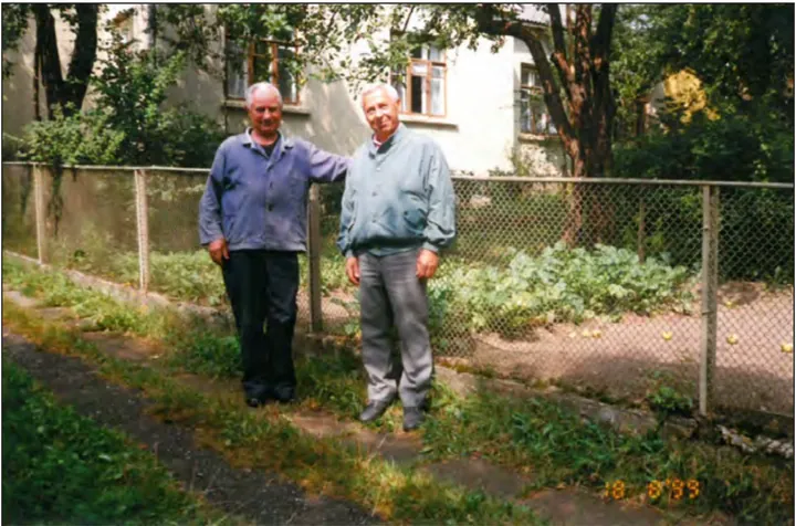 Ja (po prawej) z Iwanem Baszkiriewem na tle fragmentu domu przy ul. Wileńskiej 40, Wołkowysk 1999 r.