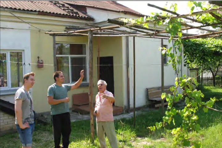 Na tyłach domu przy ul. Wileńskiej 40, Wołkowysk, 2016 r. – od lewej: mój wnuk Łukasz, Żenia i ja.